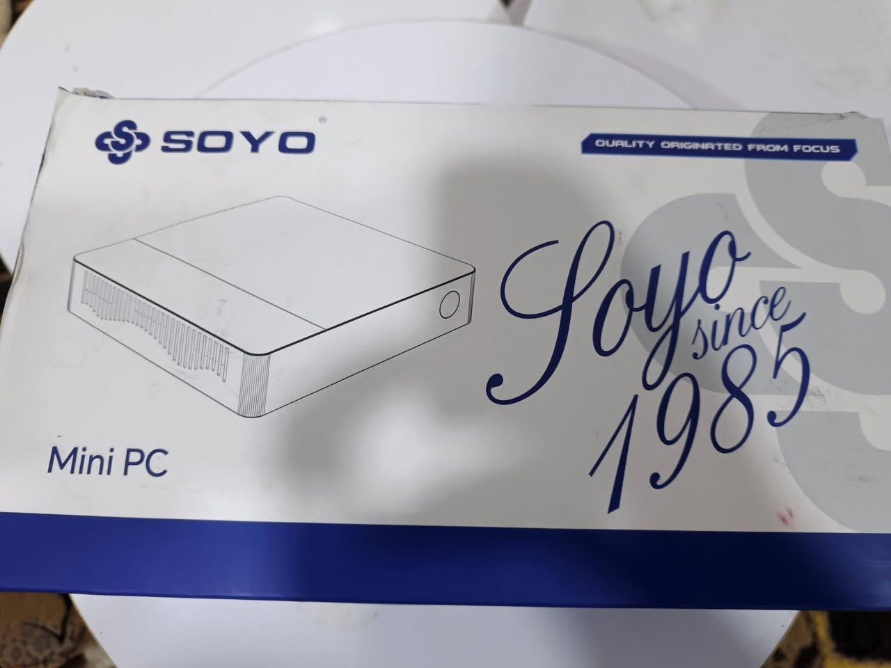 هذا جهاز كمبيوتر صغير (Mini PC) طراز M2 PLUS-8G/256GB/N100-PG، ويتميز بالمواصفات التالية:
يحتوي على معالج Intel N100 (رباعي النواة/رباعي الخيوط، يصل إلى 2.9 جيجا هرتز).
ذاكرة وصول عشوائي (RAM) بسعة 8 جيجابايت.
سعة تخزين 256 جيجابايت SSD.
يدعم الرسومات Intel UHD Graphics.
يدعم نظام التشغيل Windows 11 Pro.
السعر 130 عنواني بصره يوجد توصيل كافة محافظات 
***********
