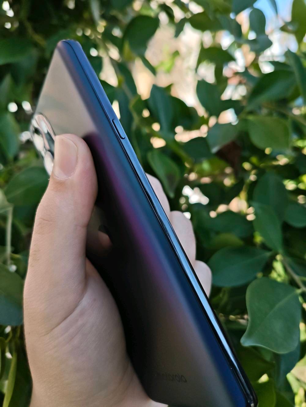 #𝗠𝗼𝘁𝗼𝗿𝗼𝗹𝗮_𝗘𝗱𝗴𝗲_𝗫𝟯𝟬
#موتورولا_إيدج_𝗫𝟯𝟬














نسخة الصين (ما تدعم اللغة العربية لكن تكدر تضيفها او اني اضيفها للنظام).

❌#بيع_فقط❌

  [المعالج]
* العليا: 𝗤𝘂𝗮𝗹𝗰𝗼𝗺𝗺 𝗦𝗻𝗮𝗽𝗱𝗿𝗮𝗴𝗼𝗻 𝟴 𝗚𝗲𝗻 𝟭 (تكنولوجيا 𝟰 نانومتر)، وهو من أقوى المعالجات التي تضمن أداءً فائقاً في الألعاب والتطبيقات الثقيلة.
 * معالج الرسوميات: 𝗔𝗱𝗿𝗲𝗻𝗼 𝟳𝟯𝟬، يقدم تجربة ألعاب مستقرة على أعلى إعدادات.

* الرام : 𝟭𝟮𝗚𝗕 من نوع 𝗟𝗣𝗗𝗗𝗥𝟱.

* التخزين:  𝟮𝟱𝟲𝗚𝗕 من نوع 𝗨𝗙𝗦 𝟯.𝟭.

* نظام التشغيل: أندرويد 𝟭𝟰 (واجهة 𝗠𝗬𝗨𝗜 𝟲.𝟬) مع تجربة قريبة جداً من الأندرويد الخام، مما يضمن خفة وسرعة في التنقل.

[الشاشة]
 * النوع: 𝗢𝗟𝗘𝗗 تدعم 𝟭 مليار لون.
 * المقاس: 𝟲.𝟳 إنش بدقة 𝗙𝗛𝗗+.
 * معدل التحديث: 𝟭𝟰𝟰𝗛𝘇 (أعلى من معظم المنافسين الذين يكتفون بـ 𝟭𝟮𝟬𝗛𝘇).
 * الحماية: طبقة 𝗖𝗼𝗿𝗻𝗶𝗻𝗴 𝗚𝗼𝗿𝗶𝗹𝗹𝗮 𝗚𝗹𝗮𝘀𝘀 𝟱.
 * الميزات: تدعم 𝗛𝗗𝗥𝟭𝟬+ وسطوع يصل إلى 𝟳𝟬𝟬 𝗻𝗶𝘁𝘀، مع معدل استجابة للمس (𝗧𝗼𝘂𝗰𝗵 𝗦𝗮𝗺𝗽𝗹𝗶𝗻𝗴 𝗥𝗮𝘁𝗲) يصل إلى 𝟱𝟳𝟲𝗛𝘇، وهو أمر مثالي للاعبين.

 [الكاميرات]
 * الخلفية (ثلاثية):
 * الأساسية: 𝟱𝟬𝗠𝗕 مع مثبت بصري 𝗢𝗜𝗦 وتركيز تلقائي مزدوج البكسل.
 * الزاوية الواسعة: 𝟱𝟬𝗠𝗕 بزاوية 𝟭𝟭𝟰 درجة، وتدعم أيضاً تصوير الـ 𝗠𝗮𝗰𝗿𝗼 (الأشياء القريبة جداً).
 * العزل: 𝟮𝗠𝗕 لقياسات العمق.

 * تصوير الفيديو:  𝟴𝗞  𝟮𝟰/𝟯𝟬𝗙𝗣𝗦 ، و 𝟰𝗞 𝟲𝟬𝗙𝗣𝗦 .

 * الأمامية (𝗦𝗲𝗹𝗳𝗶𝗲):  𝟲𝟬𝗠𝗕 ، بدقة 𝟰𝗞.
 
 * البطارية: 𝟱𝟬𝟬𝟬𝗺𝗔𝗵.

 * الشحن:   بقوة 𝟲𝟴 واط (يشحن 𝟱𝟬% في حوالي 𝟭𝟯 دقيقة، و𝟭𝟬𝟬% في حوالي 𝟯𝟱 دقيقة).

 * الخامات: ظهر من الزجاج (𝗚𝗼𝗿𝗶𝗹𝗹𝗮 𝗚𝗹𝗮𝘀𝘀 𝟱) مع إطار من البلاستيك المقوى.

 * الصوت: سماعات 𝗦𝘁𝗲𝗿𝗲𝗼 مزدوجة مع دعم تقنية 𝗗𝗼𝗹𝗯𝘆 𝗔𝘁𝗺𝗼𝘀.

 * البصمة: مدمجة في زر الطاقة على الجانب.
 * الاتصال: يدعم  𝟱𝗚، 𝗪𝗶-𝗙𝗶 𝟲𝗘،  

مع كفر ولاصق شاشة و الباكيت والشاحن الاصلي 𝟲𝟴 واط.

_السعر: 𝟮𝟳𝟬 ألف مع مجال للشراي الجاد.
_توصيل فقط.
هل يوجد أي خدوش أو أضرار في الجهاز؟: 
لا. 
ما هي مدة الاستخدام لهذا الهاتف؟: 
اقل من 6 أشهر. 
هل تشمل الضمان؟: 
نعم. 
ما هو السعر المطلوب؟: 
270 ألف. 
أين يتم التسليم أو ما هي منطقتك؟: 
توصيل من اربيل لاي مكان بالعراق. 