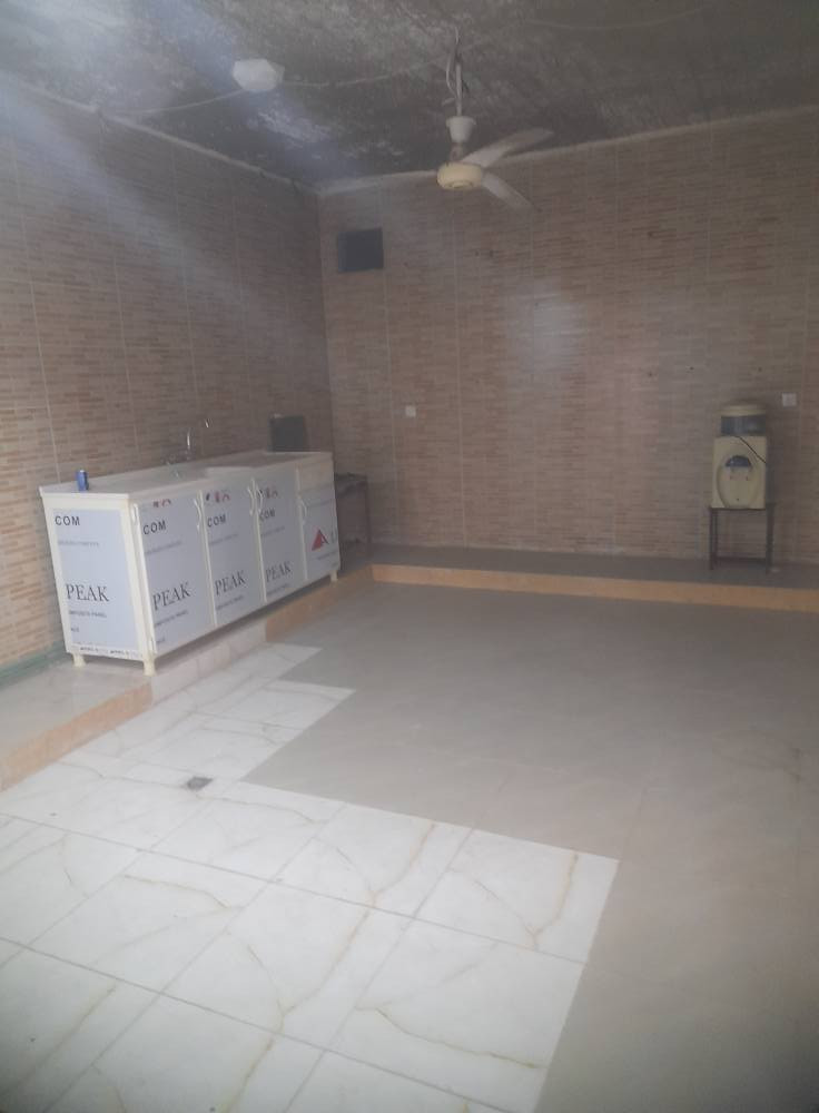 شقه للايجار طابق ثاني مساحة ٢٥٠م واجهه ١٠ تصلح ان تكون شركه أو مجمع ٤غرف نوم وهول ومطبخ وصحيات سايدين البحرين قرب قاعة فخامه للاعراس السعر والتفاصيل على الأرقام ***********
***********
ابو سيف 
ابو حسن واتساب 
***********
***********
أو مراجعة المكتب سايدين البحرين قبل شارع ٢٠وجباية كار
