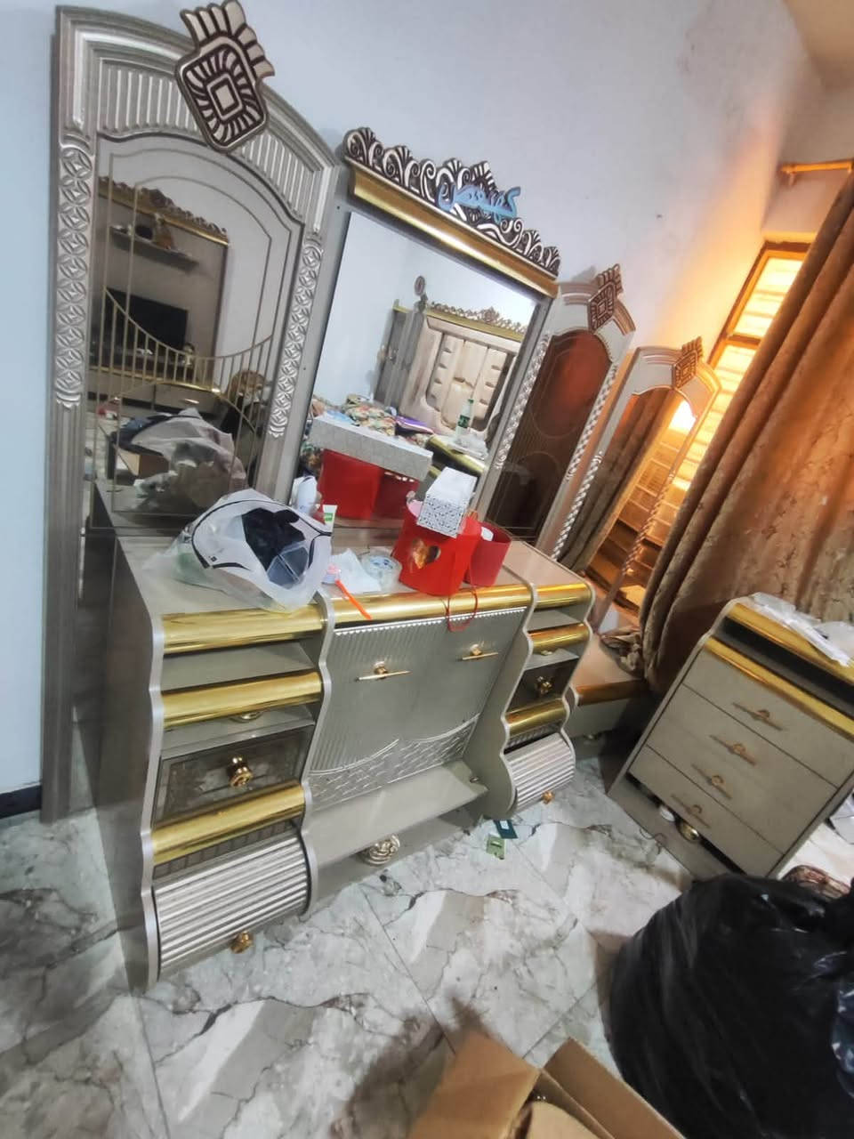 السلام عليكم غرفا نضيفة جدا 8بيبان إيطالية 
سعر مليون ونص 
تخم نضيف جدا 10مقاعد سعر 500
اتصال واتس ‭***********‬
