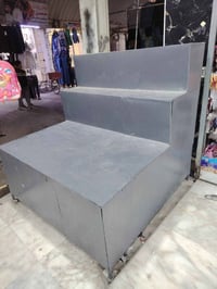 ميز حديد • قياسات موضحة • سنغافورة