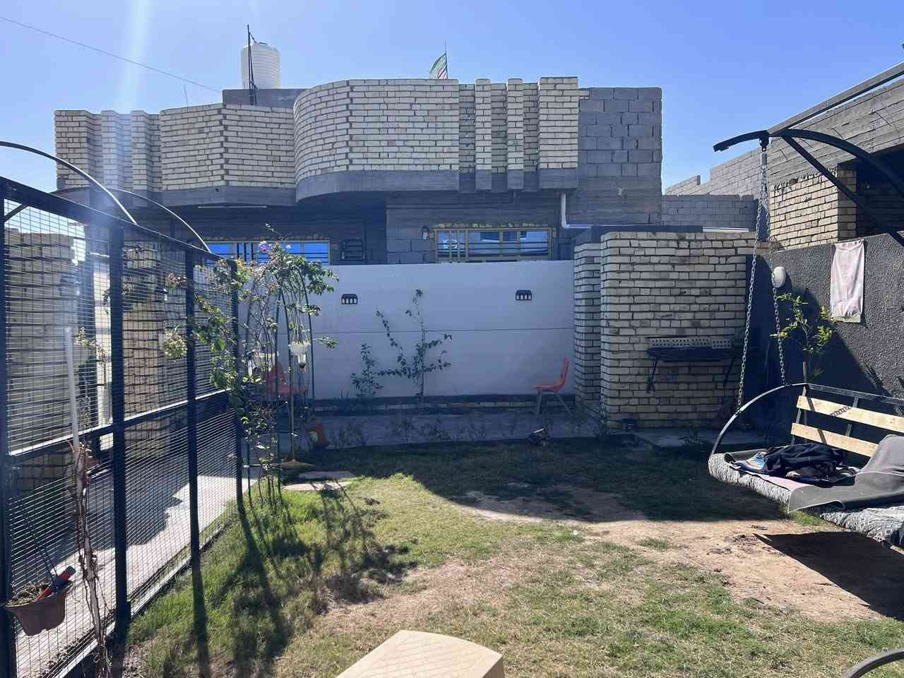 السلام عليكم
يتوفر دار سكني طابو زراعي سند 25 للبيع  مساحته 160م يحتوي على غرفتين نوم وصالة واستقبال ومجموعه صحيه داخليه وخارجيه موقعه في المسيب / سيد ابراهيم - طريق خط النفط بناء حديث بلوك وصب السقف والأساس بناء درجه اولى متوفره كل الخدمات ماء وكهرباء وتبليط السعر المطلوب للبيع. 72 مليون قابل للتفاوض للأستفسار الأتصال برقم *********** او مراسلة الصفحة
