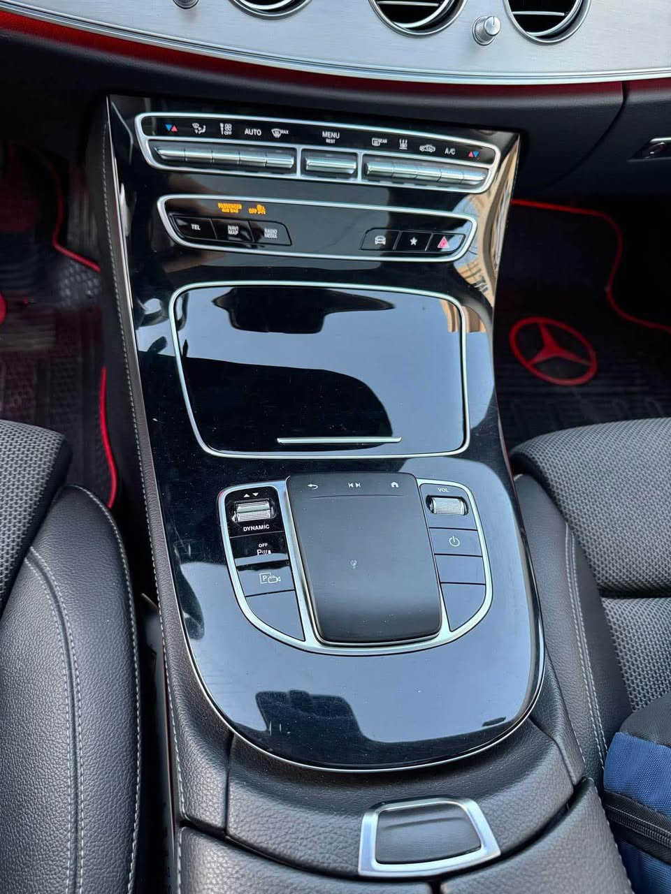 السلام عليكم … أخوان 
مارسيدس E300 )( يلكترك بانزين وكهرباء) 
موديل 2022 رقم اربيل الدولي الجديد 
عداد المسافه 97 الف كيلو متر 
السياره وارد الماني ضمان دولي بصمتين 
السياره فول مواصفات 1/1 
السياره كفاله عامه عدا الدعاميه الخلفيه صبغ اثر شخوط 
السعر 35700$ وبيه مجال بسيط 
للاتصال *********** 
مكان السياره بغداد زيونه 
بيع فقط 
السياره باسمي تريد تحويل او وكاله Webada East, Gampaha
