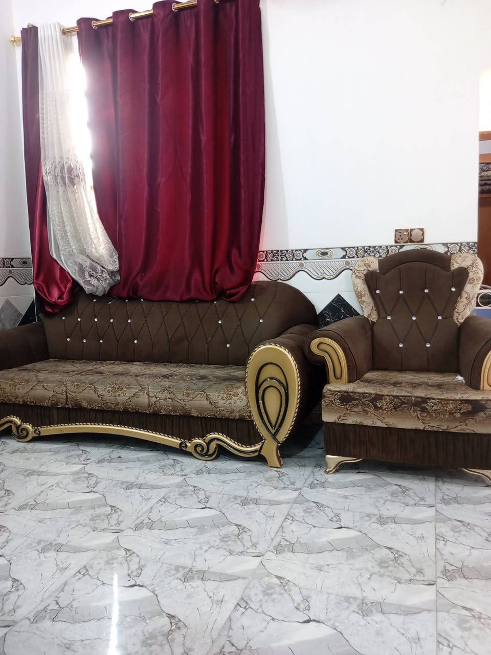 السلام عليكم قنفات البيع  تصل عل رقم ***********
