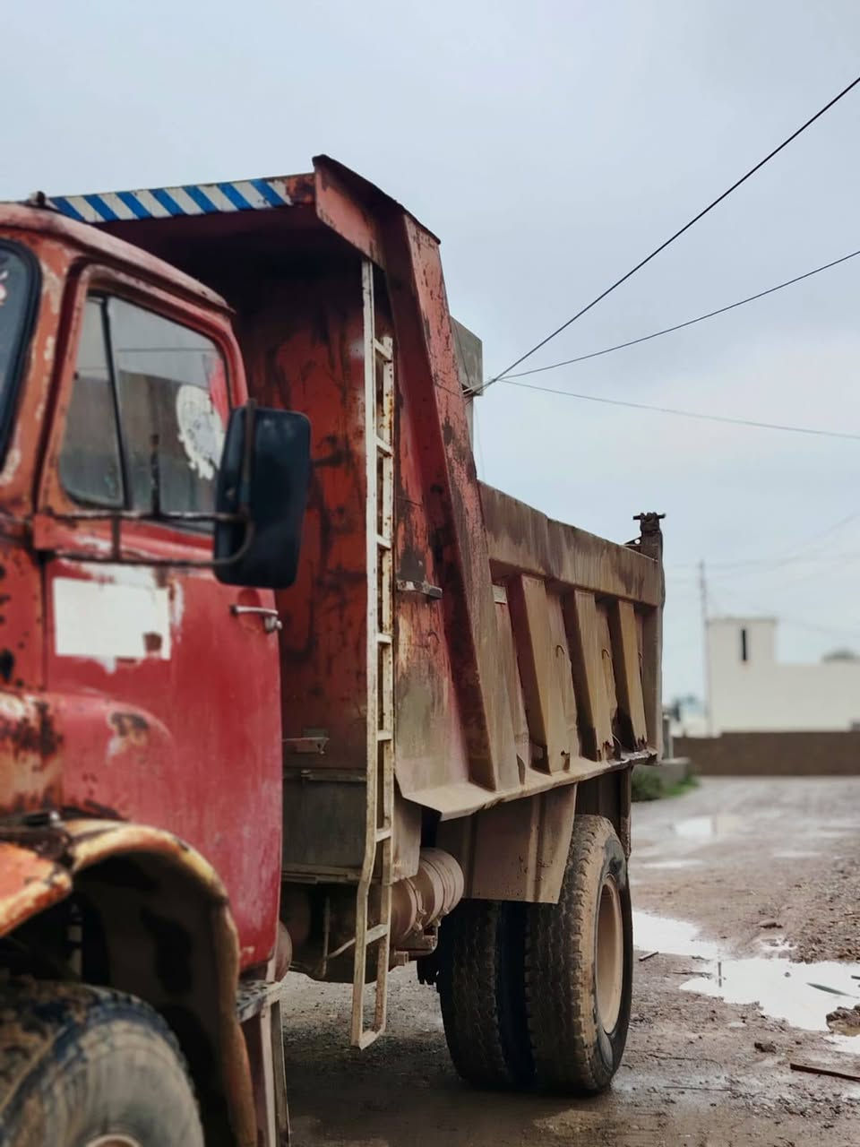 السلام عليكم مان للبيع رقم دهوك محرك كير اكسن تايرات 6 جدد شاصي نضيف سياره حلوه حيل بودي تعبان وبيه طخه بل بونيد  ***********
