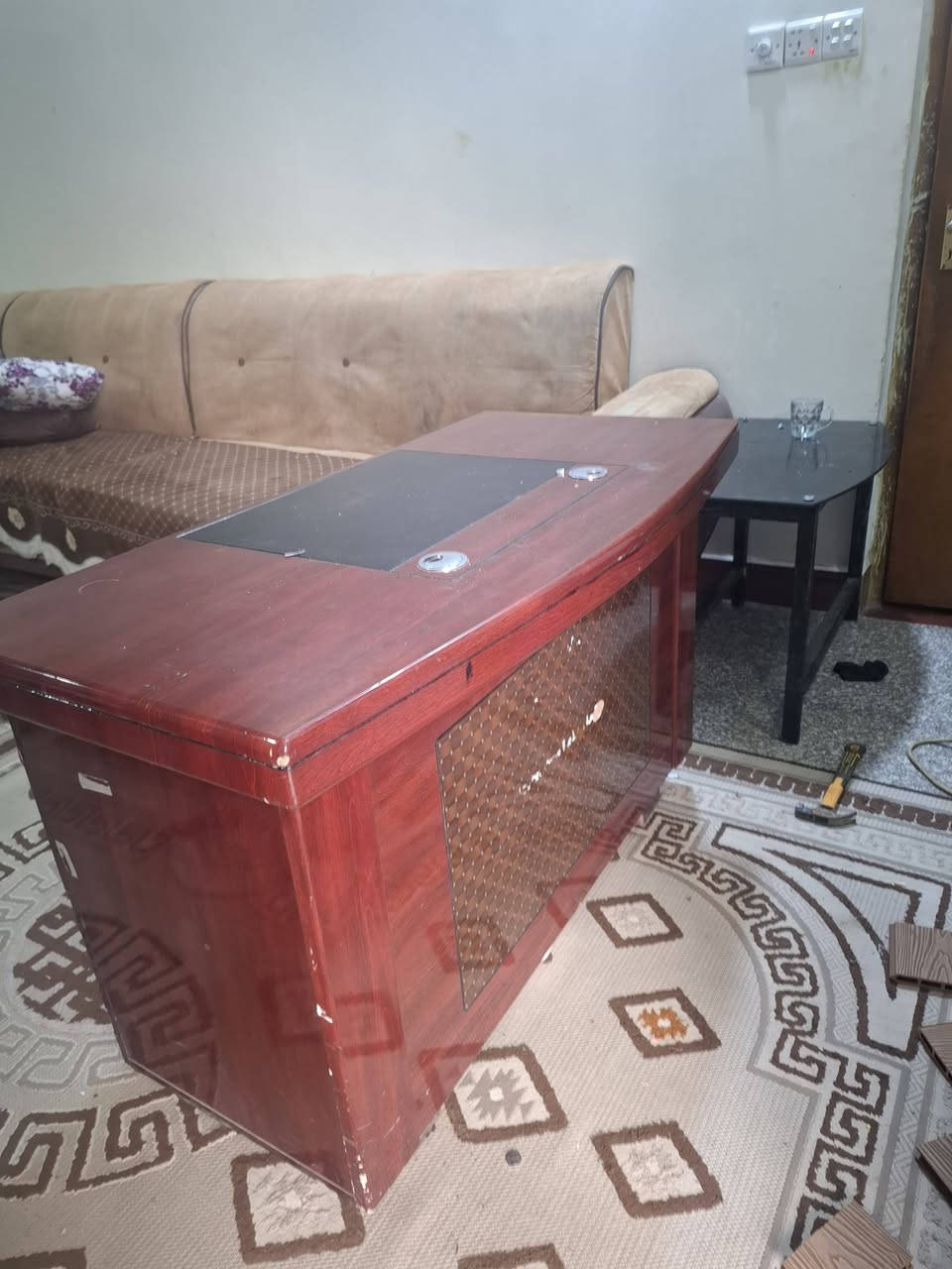 المكتب معروض للبيع بصره حي الاساتذه مقابل الاصمعي القديم للاتصال ***********
