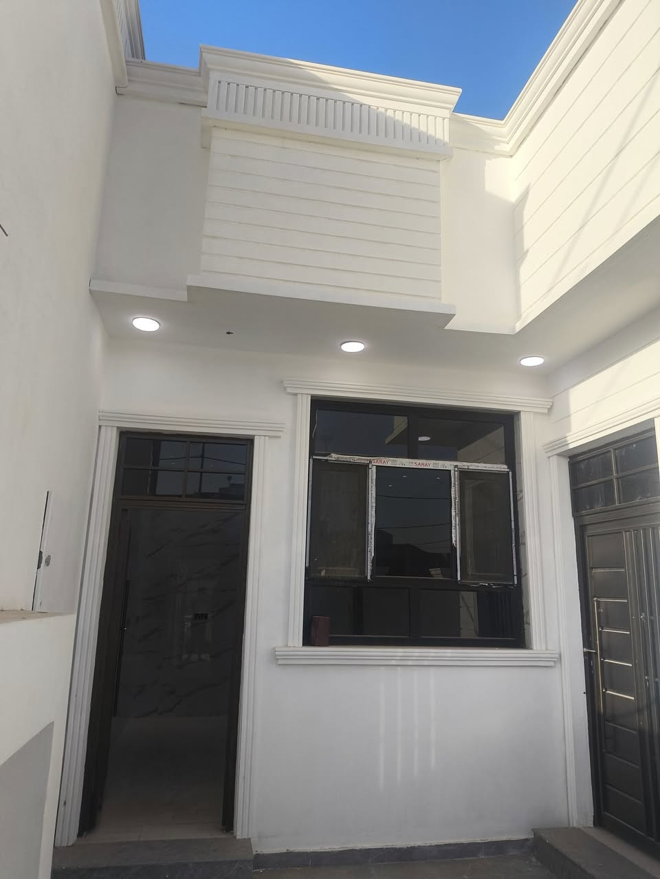 🏡 دار سكن للبيع – فرصة مميزة للسكن والاستثمار

📍 العنوان: حي الجامعة – مجمع حيدر الحاج هندي – البلوك الأول

📐 المساحة: 225 متر مربع

✨ مواصفات الدار:
▪️ بناء حديث ومشيد وفق مواصفات عصرية
▪️ غير مسكون (جديد بالكامل)
▪️ طابق واحد
▪️ غرفتا نوم واسعتان
▪️ صالة عائلية مريحة
▪️ استقبال أنيق وواسع
▪️ مطبخ حار وبارد بتصميم عملي
▪️ مجمعان صحيان

🌟 دار تتميز بموقع هادئ ومناسب للعوائل، مع توزيع داخلي مريح ومساحة تمنحك حرية التأثيث والتطوير مستقبلاً.
المراجعة 
     ♦️♦️♦️مجموعة باسم الشمري♦️♦️♦️
      ♦️♦️للاستثمار والتطوير العقاري♦️♦️
الفرع الاول/بغداد،القادسية،قرب مجمع الوزراء
الفرع الثاني/الديوانية،الجزائر ،الشارع الخدمي،مقابل تقاطع أم الخيل
للأستفسار الاتصال على📲
قسم المبيعات 📠
***********📱
***********📱 
📲 حمّل تطبيق باسم الشمّري العقاري الآن من Google Play:
👉 [https://play.google.com/store/apps/details?id=com.basemShamry.app](https://play.google.com/store/apps/details?id=com.basemShamry.app)
🍏 قريبًا على App Store
