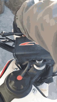 سلام عليكم اخوان دراجة قفاز للبيع مكان بغداد حي الجهاد او عامرية موديل ٢٠٢٦ محرك ٣٠٠cc كفاله عامه من ناحية الكهرباء و المحرك و كشر السعر ١٦٥٠ وييها مجال تعال تدلل ما رجعك رقمي *********** وتساب رصيد موجود
