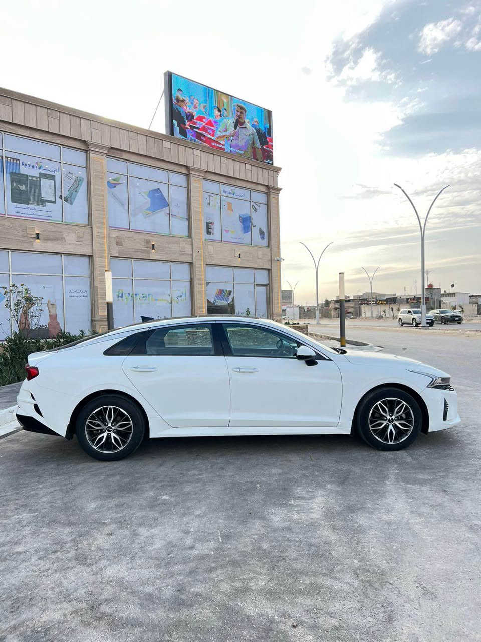 للبيع كي فايف K5 موديل 2023 
‎فول 1/1 ضمان نيم بأسم شركة فول فتحة سقف بانوراما
‏‎خليجي الشركة نيم  ماشيه 70 الف 
‏‎ 
‏‎محرك 2.0 الفين دوش المرغوب 
‏‎المواصفات: ‏‎
‏‎دخول ذكي بصمة + تشغيل عن بعد
‏‎شاشة اصلية + كاميرا دواره
ابل كار بلي أندرويد 
‏‎حساسات امامي خلفي
مصابيح هيلوجين ثلجي 
‏‎المصابيح الامامية زنون +LED
‏‎المصابيح الخلفية LED
‏‎اضائه
‏‎مقاعد مخمل  + كهرباء 
‏‎سايد بريك كهرباء
‏‎مثبت سرعة
‏‎فول تحكم ستيرن
‏‎5 وضعيات قيادة SMART-ECO-COMFORT-SPORT-COSTOM
‏‎مري كهرباء شفط 
بصمة عدد 2 
‎تبريد قطعتين
ملاحظة :  طخة  خفيفه ؏ كد ثلاث اصابع  بل باب سايق و و ثلاث اصابع بالجاملغ الامامي بارد مسويها بل جهاز pdr والباقي كله مكفول من البارد والصبغ والتبديل 

مكان السياره البصره 
 للاستفسار على ***********
السعر 214  وبيها مجال بسيط البصرة, العراق
