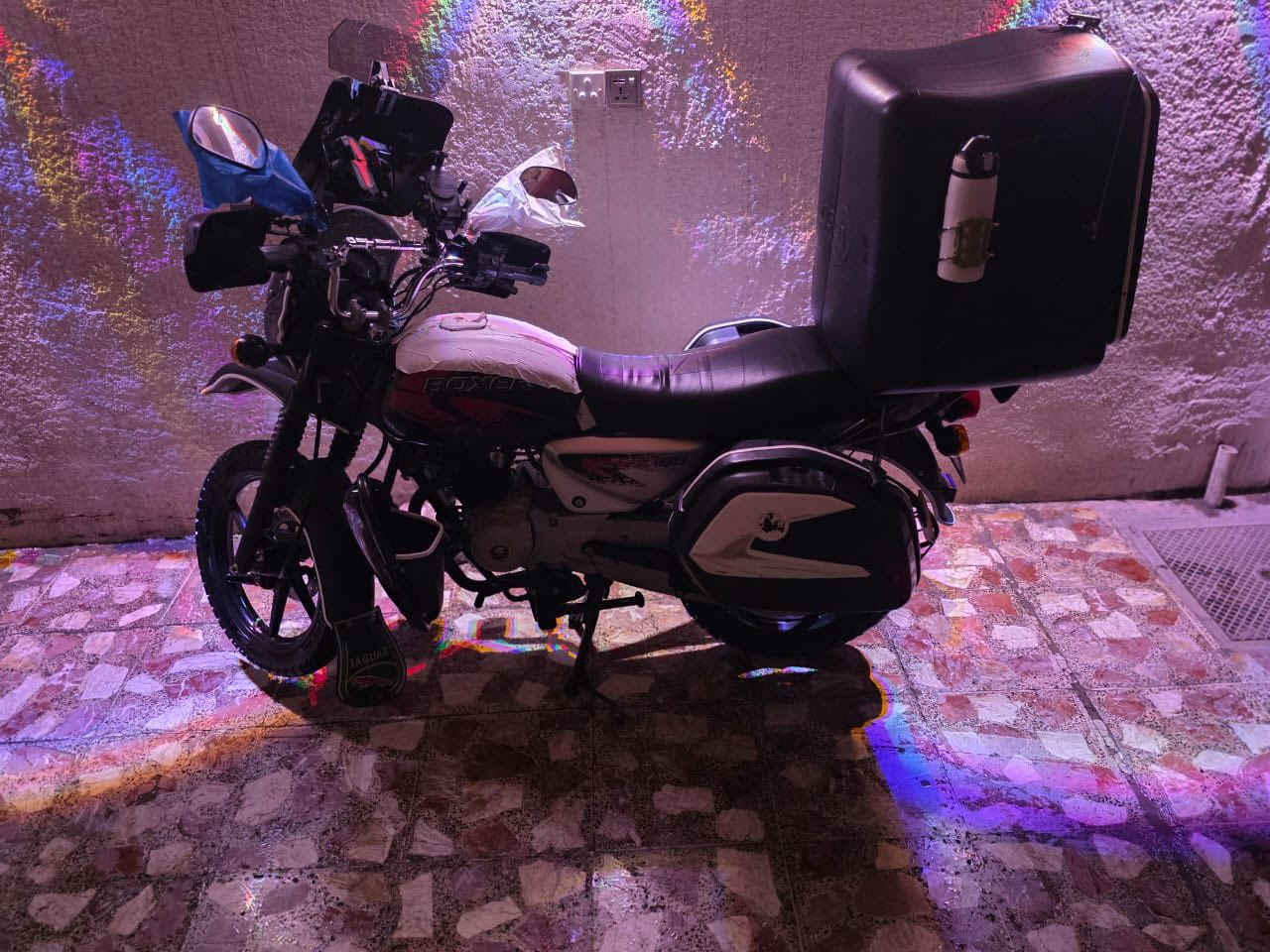 سلام عليكم 
بوكسر 2023 نازله بل 25 صار 7 اشهر نازله مرقم بغداد دراجه بعده جديده مكفوله كفاله عامه  دراجه كلش حلوه ونضيفه تجي وتشوف كل نقص مابيه  ابيع هيه وغراضه بيه اهواي غراض مكاني بغداد البلديات  *********** السعر خاص او اتصال
