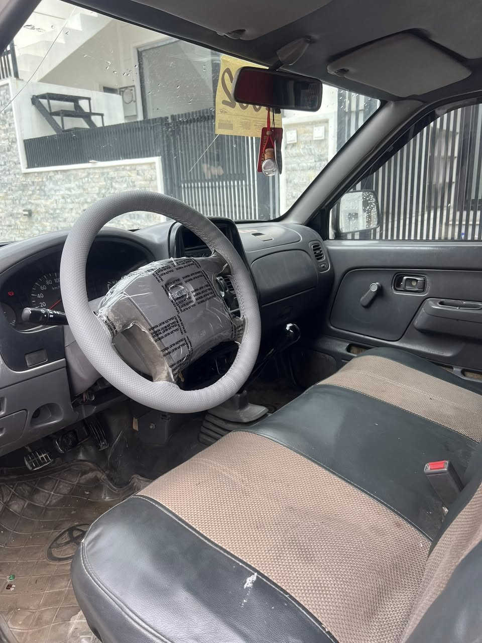 نیسان مۆدیل ٢٠٠٢ 
ئاڕمپلاسیکی سلێمانیە 
دووسەو پەنجا مەسروفینیە 
گێڕو مەکینەی بەشەرت 
کابلێتەرە دەعامو زەڕبەی نیە 
سعری ٧٣گەڵاو ماعمەلە 
***********
ئەدمین 🥀🫶
