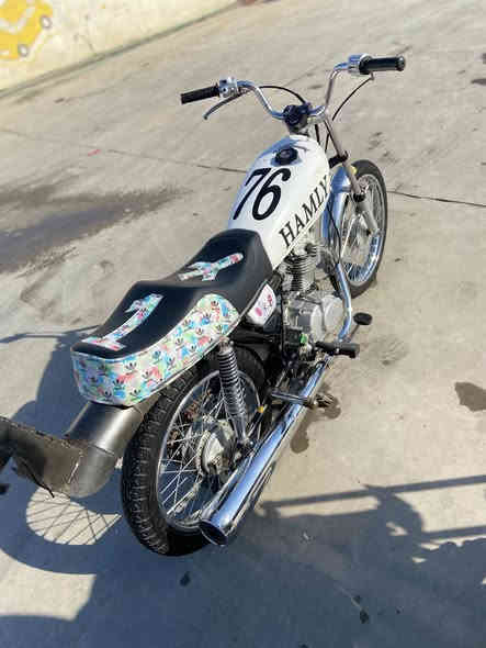 سلام عليكم دراجه كلك كلك للبيع 
نضيفه مبدل بس ولفات ولدراجه مامفيلسه سعرها 500 
اتصل وبيك خير وتدلل ***********
