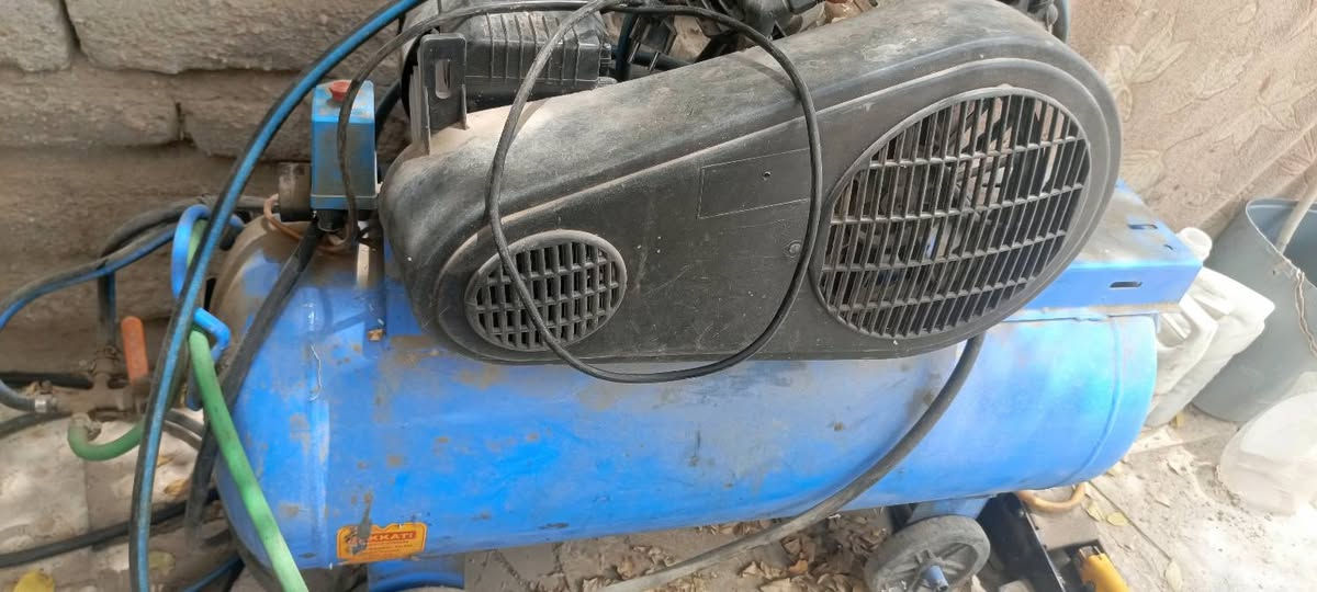 السلام عليكم كمبريسر هواء  للبيع  200 لتر جديد مستعمل 3 اشهر  مع صوندات 2 السعر 450
*********** مكاني سوق الشيوخ
