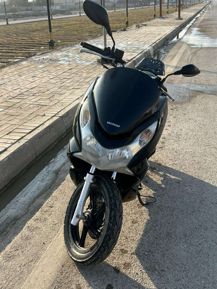 دراجة pcx جيل الاول 125 للبيع .. ملاحظه الجاملغ الامامي وكفر صالنصه موجود بس ما شادهن .. مكان الدراجة الكوت - الكوت الجديدة السعر مليون بيها مجال بسيط .. دراجه جاهزه من كلشي 
للاستفسار ***********
