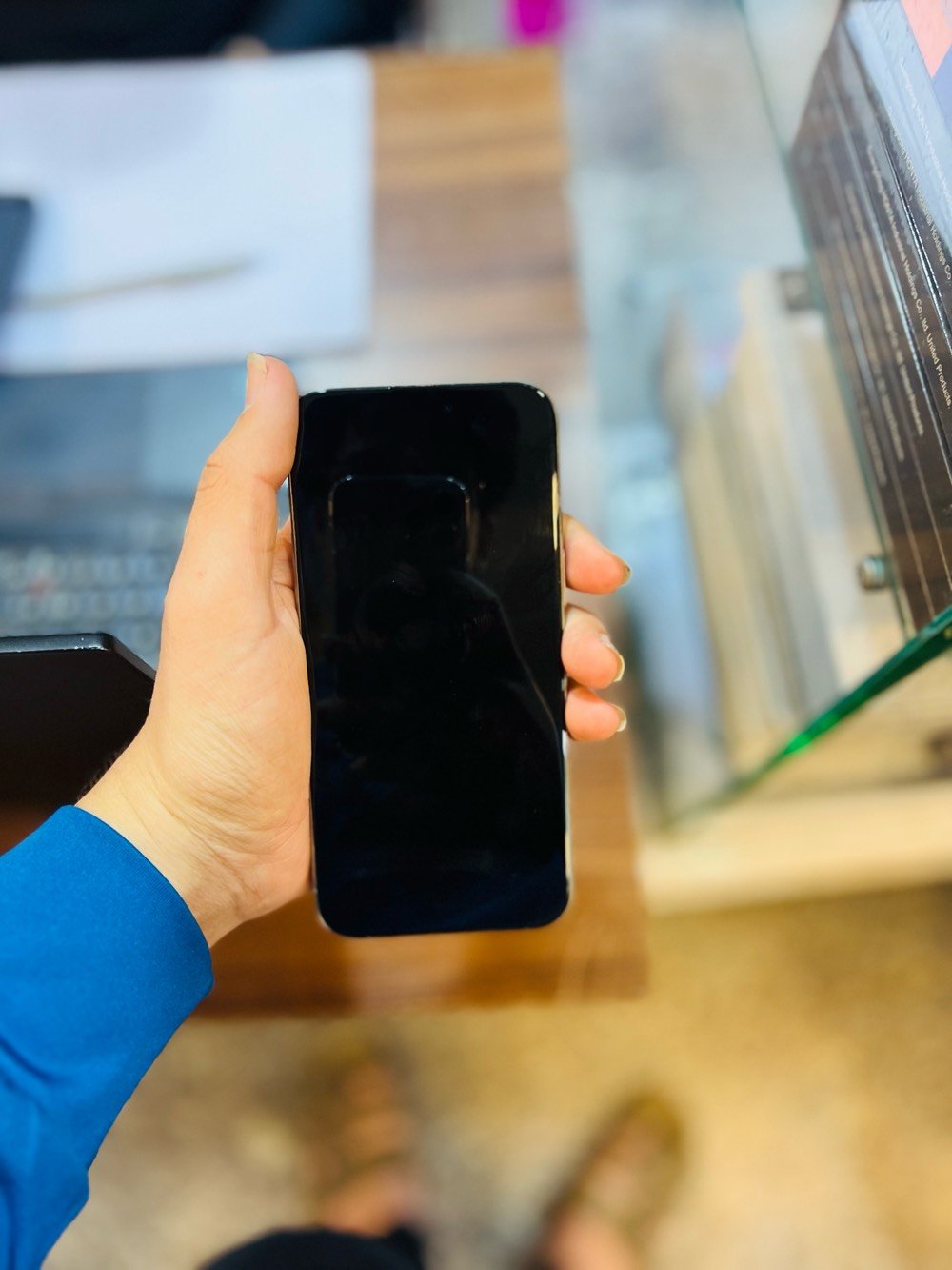 الرمادي شارع عشري 
15 برو ماكس مستبدل شاشه الاصلي بطاريه 86 ذاكره 256 عربي شرق اوسط الجهاز يلمع بس مستبدل الشاشه من كلشي مكفول صوت اتصال انتر نت غيرها غيرها