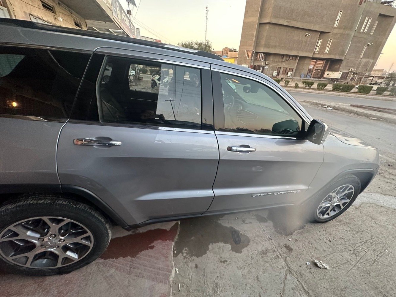 جيب شيروكي لاريدو
الموديل : 2021 . (وارد امريكي) 
مثل ما موضح بالصور
ماشية حالياً 107 
المحرك : V6.  3.6L .
رقم بغداد بأسمي
المواصفات :
* فتحة
* شاشه كبيرة 
* المقاعد الامامية كهربائية مع الجلد والتدفئة
* نقطة عمياء .
* ويل قياس 20 انج .
* مقود السائق من الجلد  . 
* تدفئة ستيرن . .
*السيارة ماشية 12 الف ميل 
* مصابيح امامية زنون . 
* كشافات ضباب بروجكتر زنون . 
* تشغيل عن بعد .
* صندوق كهربائي .
* حساسات خلفية .
* كاميرا خلفية .
* مرايا متحسسه للضوء العالي .  
* بلوتوث تلفون . 
* محدد سرعة . 
* نظام تشغيل واطفاء اوتماتيكي للمحرك للتوفير من صرفالوقود . ( Auto Start System ) .
* نظام بريك اوتماتيكي ( Auto Break System ) الخلفي
وبعد بيهة هواي مواصفات
السعر 27 وبيهة مجال بسيط
للاستفسار
***********