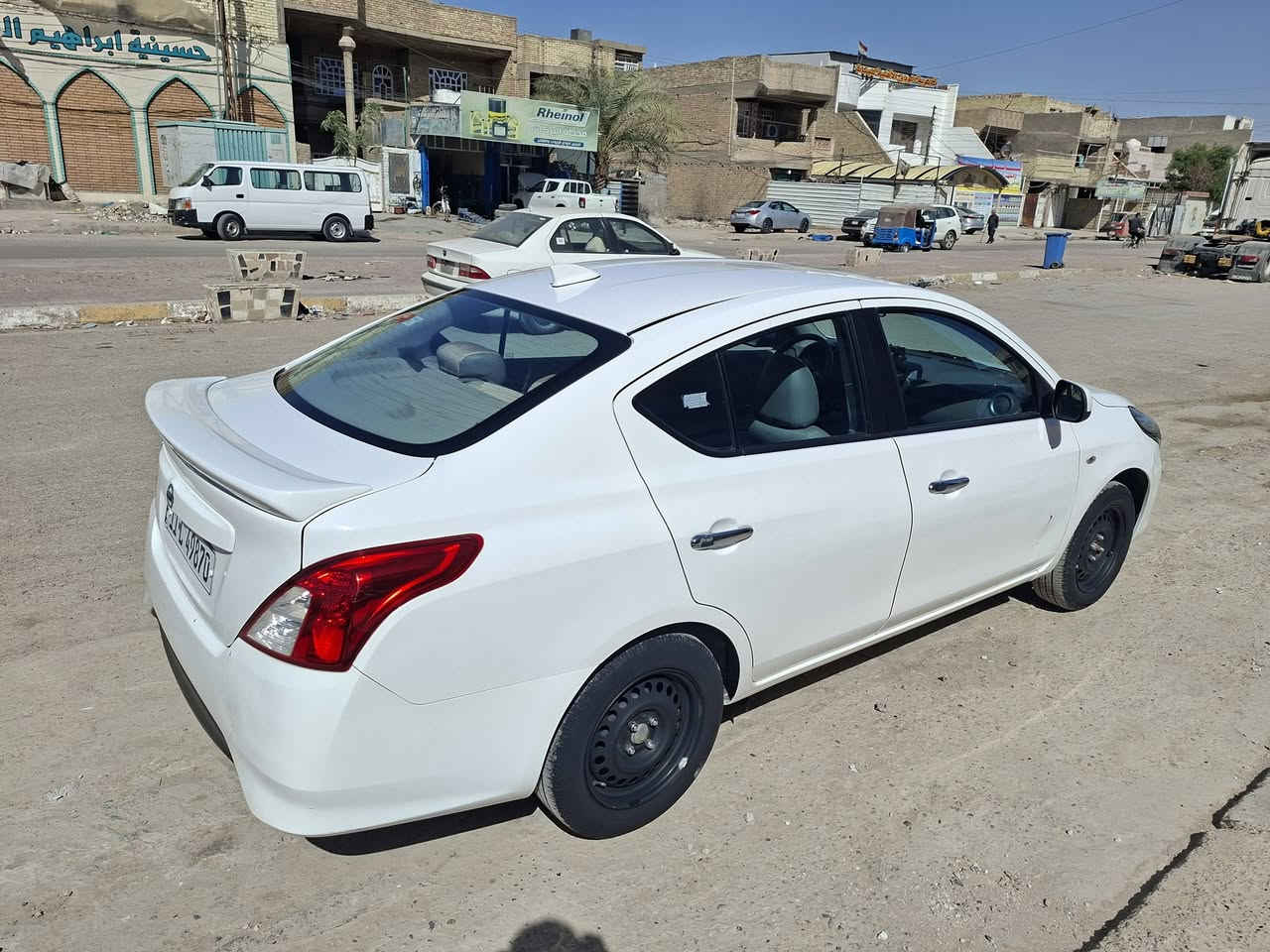 السلام عليكم
سني هندي ٢٤ 
نظيفة بدون صبغ بارد فقط بالباب شوية و الجاملغ بسيط
ماشية ٦٥ 
السيارة جاهزة
باسمي 
***********
