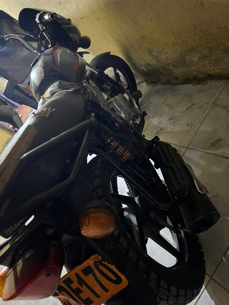 دراجه بوكسر البيع مديل 21 رقم وسنويه
ثاني تحويل بسمك مكينه مال ستوته بعده بدهن شركه برقي ما مفتوح بيه دراجه 
رقم الهاتف *********** 
العنوان العاليه البصره
السعر 1500
