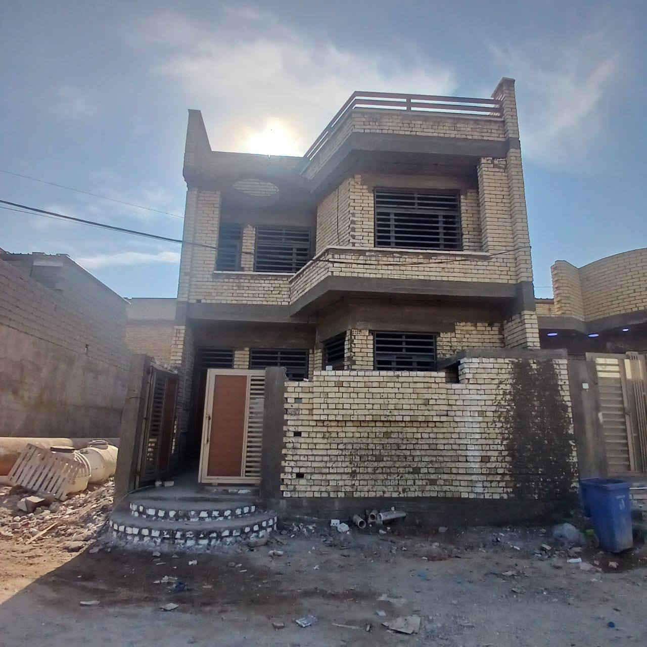 سلام عليكم الدار للبيع طابقين مساحه ١٢٨م واجهة ٧ونص نزال ١٧يتكون من غرف نوم٣ حمام عدد ٢وحمام سويت ومطبخ صاله وستقبال سند ٢٥قرار محكمة خدمات كاملة مي كهرباءسحب مدارس العنوان جسر ديالى منطقة للكرغوليه سايد الواحد مقابيل البانزين خانه للاستفسار رقم الهاتف ***********
