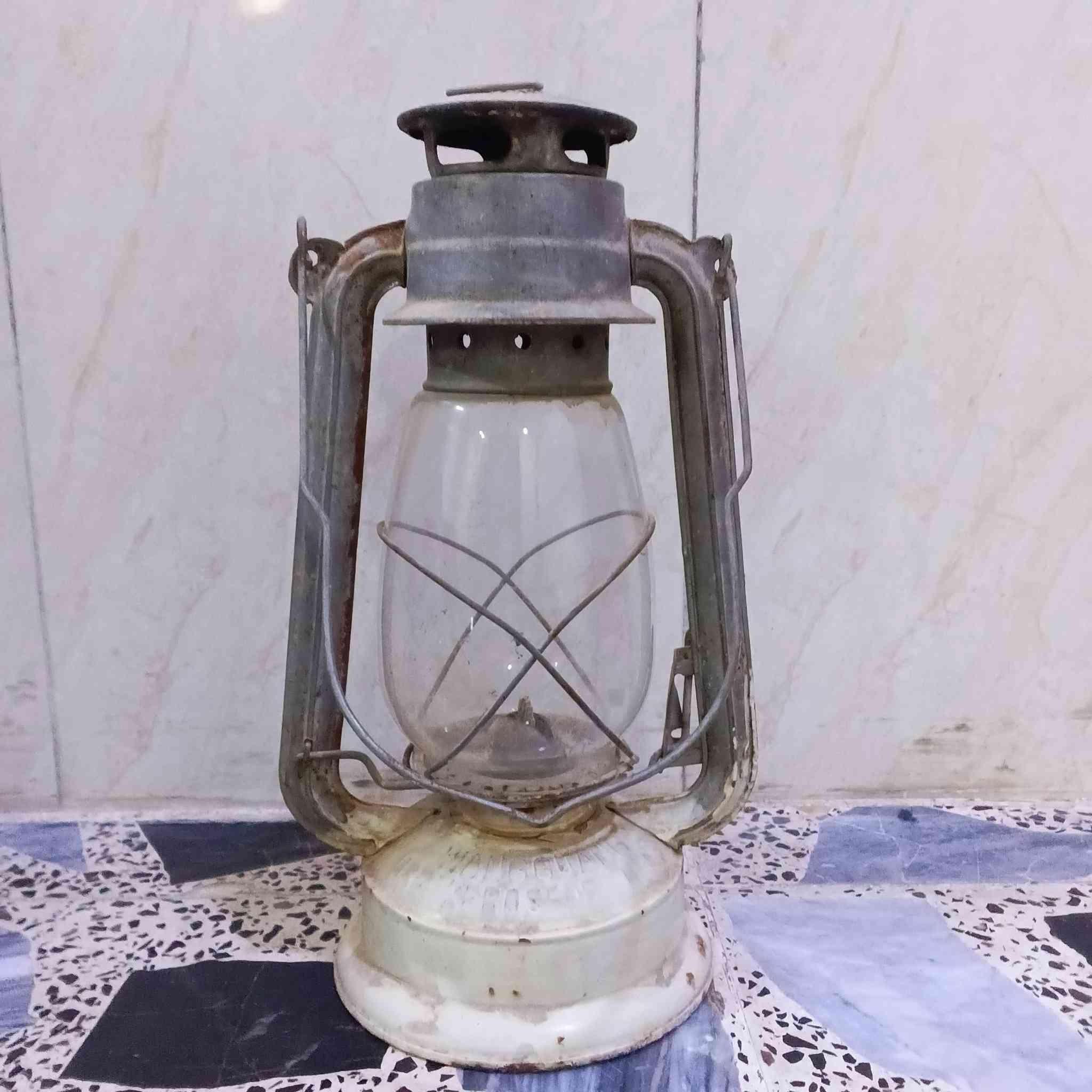 السلام عليكم عندي فانوص  قديم صيني الصنع يشتغل على النفط  السعر على الخاص للستفسار عبر الرقم الاتي (***********)

