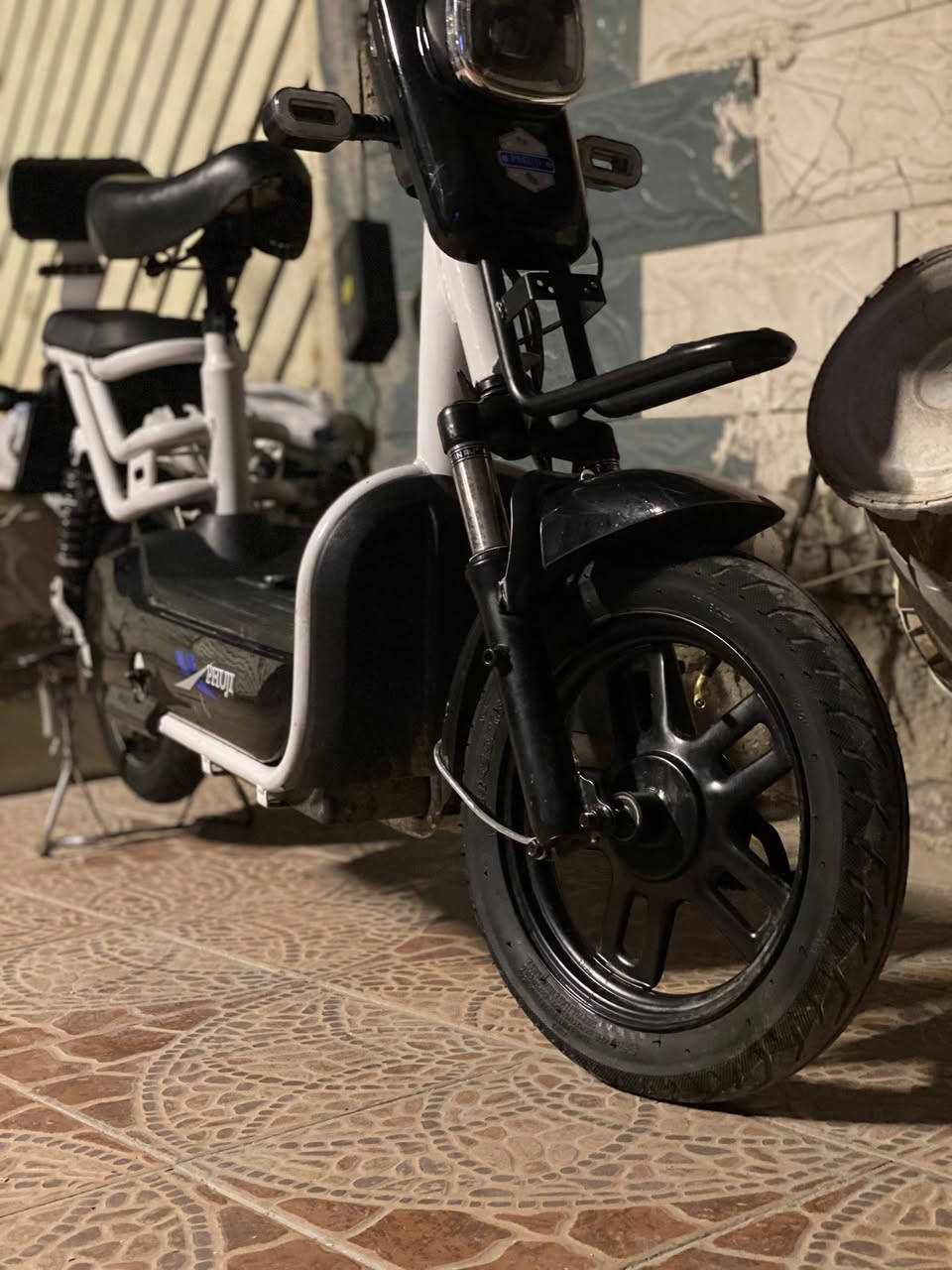 السلام عليكم ورحمه الله وبركاته
دراجه شحن حجم١٤
تشغيل كارت 
بصمه 
سويج
قفل تاير خلفي
مثبت سرعه
اربع نمر الدراجه
لايت زينون 
لد نهاري
بك لايت
اشاره يمين يسار
هورن 
وياها رقم هديه 
وشاحنه والمريات وبايدرات هم 
مكاني بغداد
شارع فلسطين للااستفسار
***********فقط واتساب
