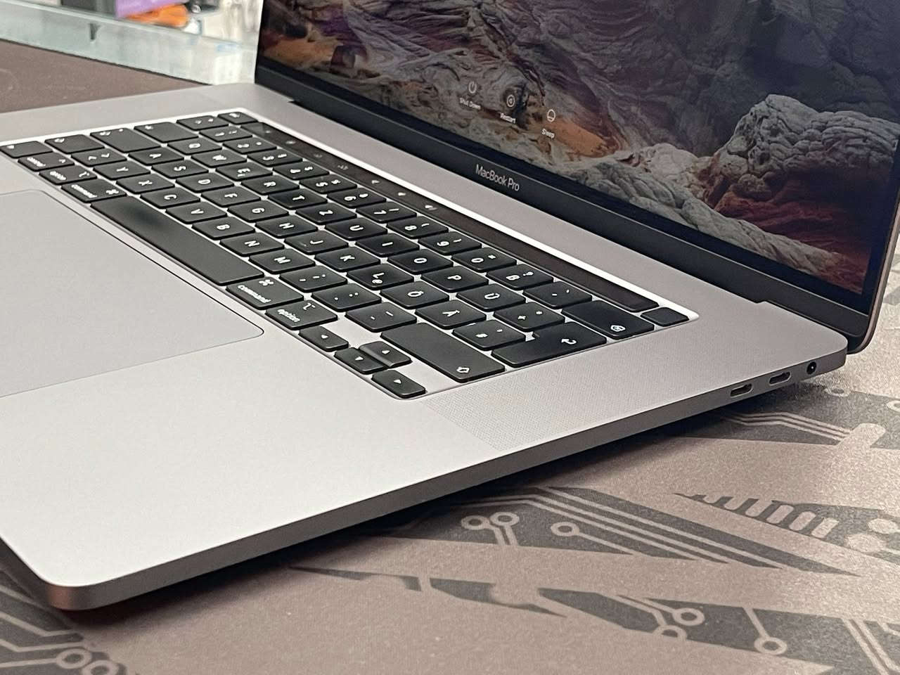 MacBook 💻 Pro 16-inch,2019

بۆ فرۆشتن زۆر پاکە

تەنها iCloud لەسەر بوە لابراوە 

Processor 
2.6 GHz 6-core Intel i7

Memory 
16 GB 2667 MHz DDR4

Graphics 
Intel UHD Graphics 630 1536 MB

Storage 
500 GB 

Time Cycle 
107 Count 

***********
