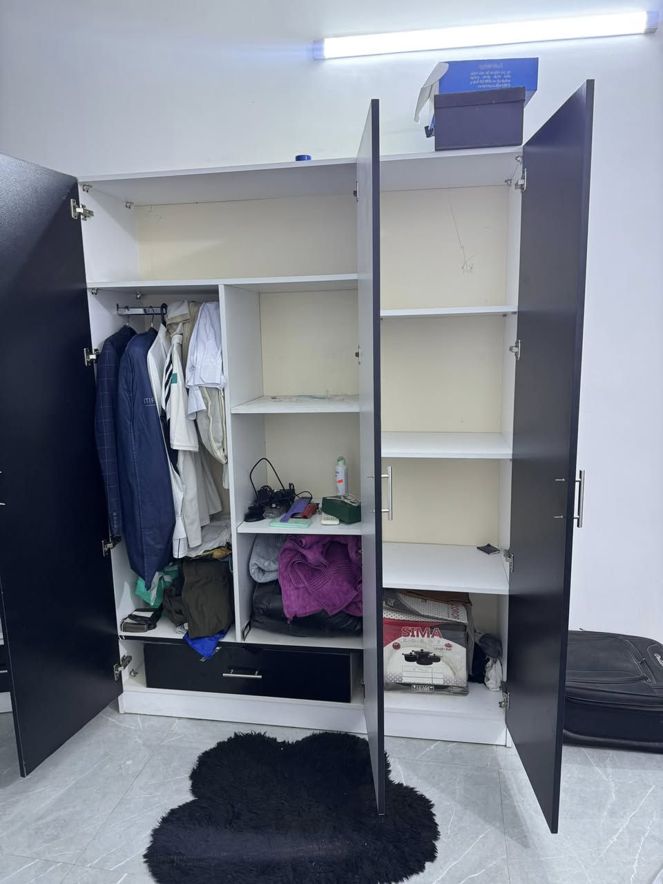 غرفة تلث قطع …جرباية…كنتور تلث بيبان…مراية… الغرفة جديدة مصار سنتين من اخذتها …. سعرها ٣٥٠ الف وبيها مجال
مكاني بغداد الشعب 
رقم تلفوني ***********
