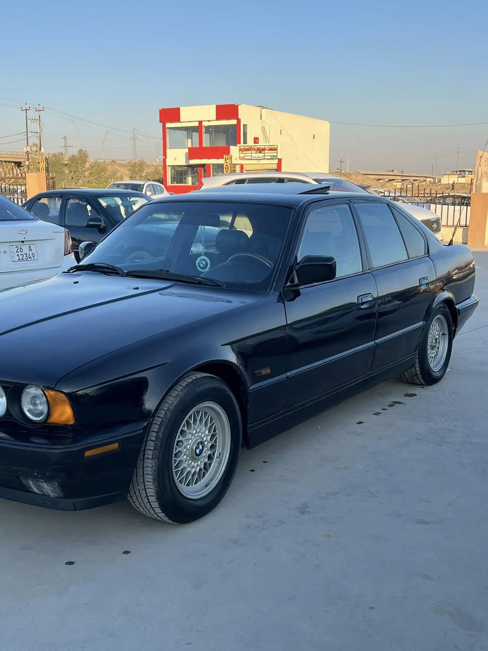 للبيع و مراوس بي ام 525 محرك مسكر عدل كير عادي صدر جديد تايرات جديد كهربائيات كلها شغاله غرفتها مال 95 جلد مديل 89 مكان السياره سامراء للاستفسار ***********
