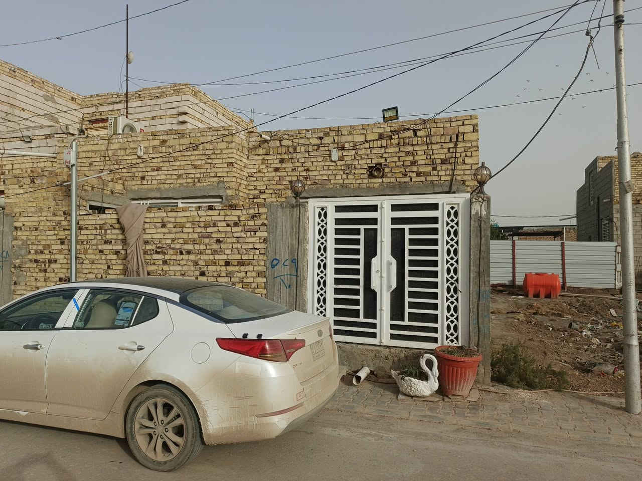 سلام عليكم بيت بحي المين شارع فيتر الامير يبعد عن شارع دقيقتين مشي بيت مساحته 140متر واجهيه ثمانيه ونصف نزال صطعش نص بي برانيه غرفته نوم مطبخ صاله درج بي صحيات دخليه خرجيه حديقه بل وره *********** كلفت خدمات تبليط مجاري ماي سأله
