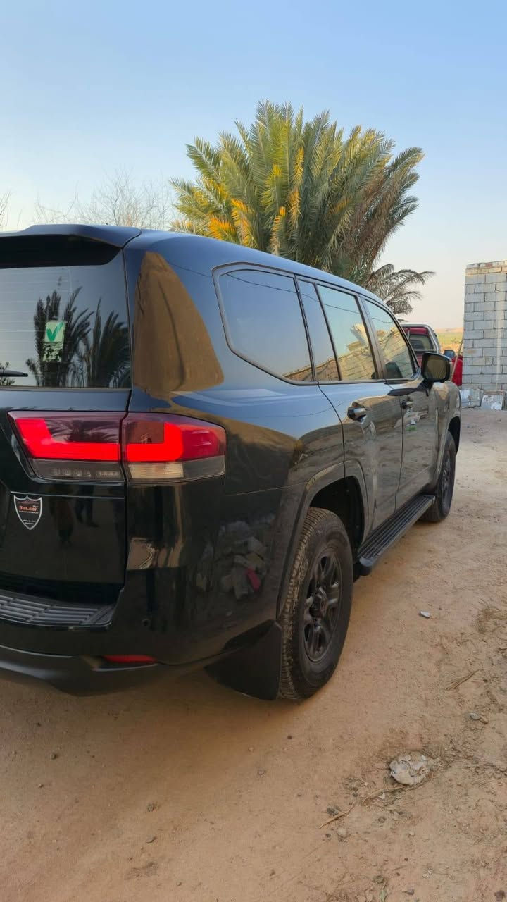 سلام عليكم لاندكروز موديل 2022 فول عد الفتحه ماشيه 200 الف مكفول كفاله عامه الون اسود رقم بغداد الجديد السعر 5،80
***********
