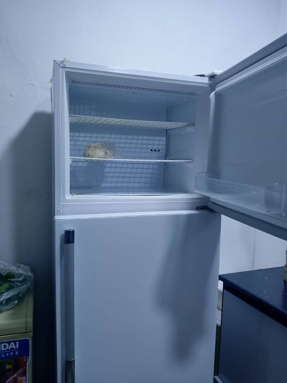 ثلاجة جديده البيع 250 بيهه مجال ***********
