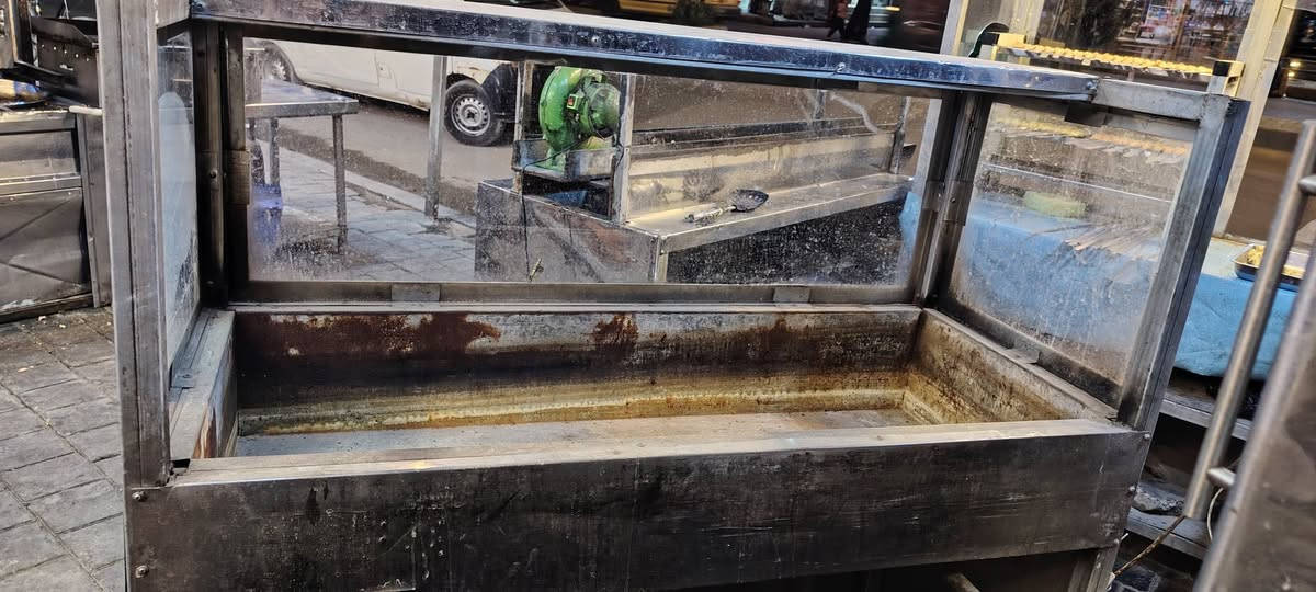 السلام عليكم للبيع شواية دجاج ام ل6 اشياش كاملة مع محتوياتها بس بيهة نقص جامة وا حماية اربع بلانكات السعر 650 وبيهن مجال النعوان مدينة الصدر حي طارق الوسط 
***********
