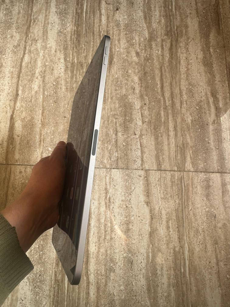 السلام عليكم ايباد 11 برو 2020 ذاكره 128 ايباد نظيف يشغل اللعبه ببجي 120 فريم و كرتوني موجود شاحن 
رقمي: *********** أربيل, العراق
