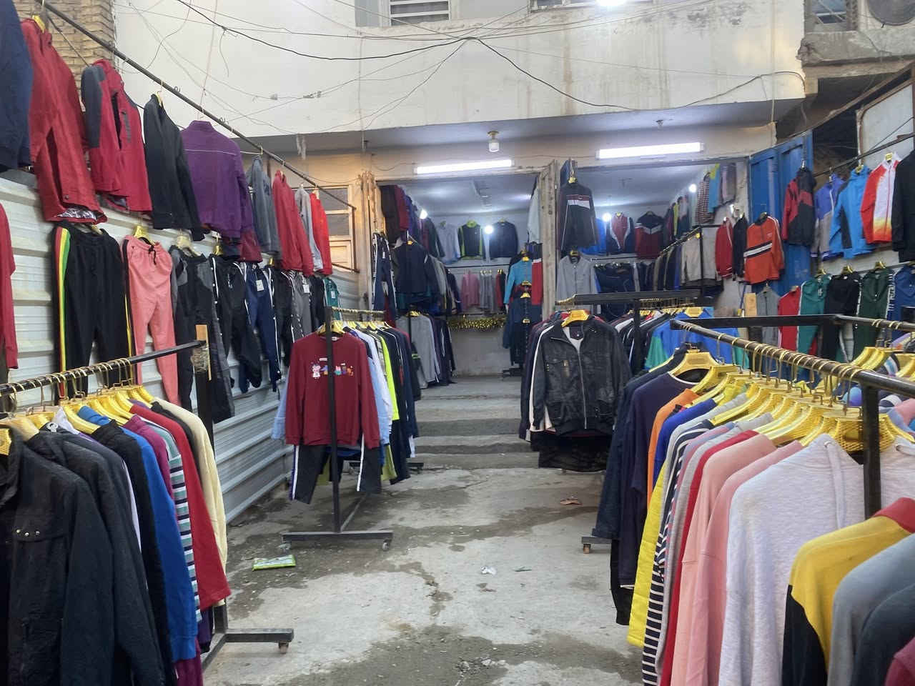 محل ملابس للبيع في شارع الشماعية حي الرحمة مقابيل كوفي شوب نمبر وان قرب مطعم ملك البيتزا 

المحل جاهز من كلشي 
وشارع تجاري 

المحل عليه رجل وخير من الله 

وتفاصيل اكثر اتصل ***********
