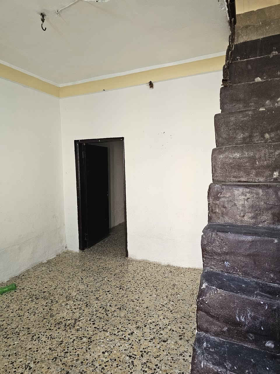 بيت للايجار في حي الوفاء المساحه 50 متر سعر الايجار 200,000 دينار مع الماء والكهرباء للاستفسار/***********
