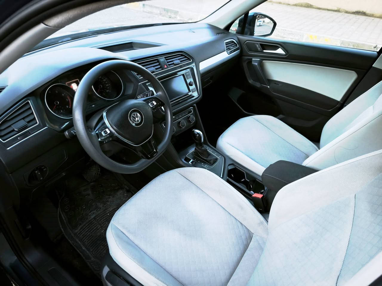 تيكوان 2020 مواصفات S محرك 2000 تيربو 7 راكب وداخل لونين ماشية 70 مايل حادثها جاملغ وبونيد رقم شاصي وصونار مرفق بالمنشور سعرها 145 وبيها مجال *********** عنواني كركوك...
