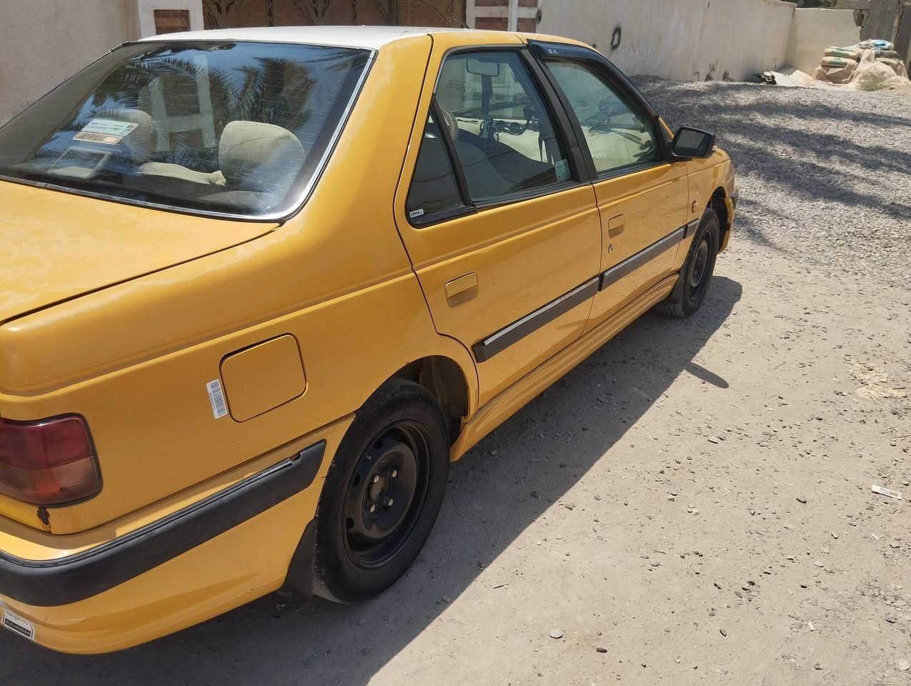 بيجو بارس 2015 
باسمي مصفره هيئة وغرامات 
مكينة وكير مكفول 
38 ورقة وبيها مجال بسيط
***********
