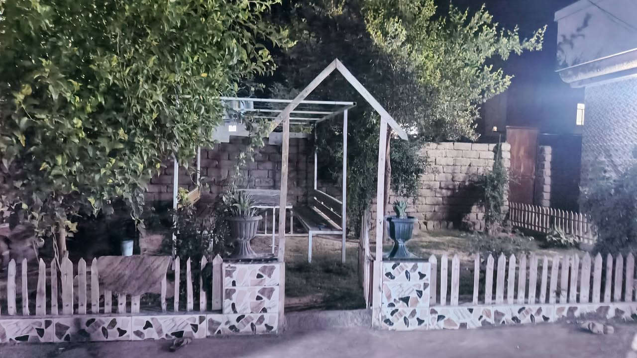 دار معروض للبيع العنوان حي الزهراء قرب حسينية احباب المصطفى خدمات موجود كهرباء + ماء +تبليط المساحة الكلي ٣٥٠ متر بيت بيه ثلاثة غرف نوم واستقبال ومطبخ مع غرفة فوق السطح والبيتونة يعادل غرفة مجموعة صحيات عدد /٢ داخلي وخارج
للاستفسار  الاتصال على الارقام التالية 

اسيا *********** كورك ***********

