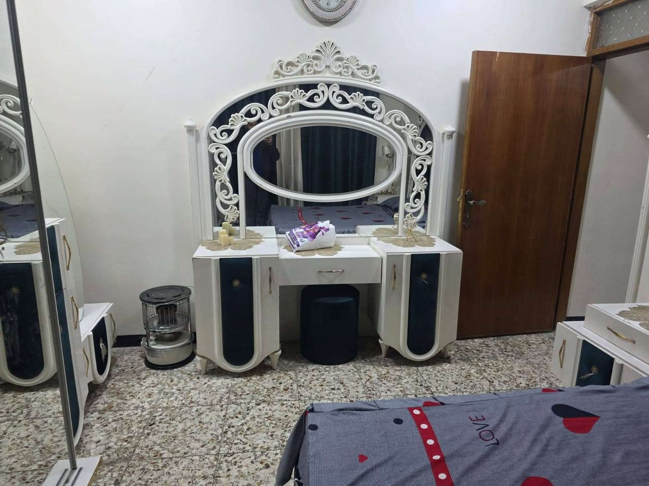 غرفة نوم تركي 8 قطع بيضويه سعرها 550 بدون دوشك
برادات بلون الغرفه 25
مجمده 14 قدم حقيقي تجميدها فول 250 الف 
طباخ جديد كلش نظيف 100 
و الأسعار أن شاء الله بيها مجال 
*********** للتواصل اتصال او واتس اب
مكاني ضباط الملحانيه
