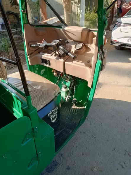 سلام عليكم تكتك للبيع موديل 21 اوراق   ب 6 ونص وبيه مجال شراي يتصل ***********
