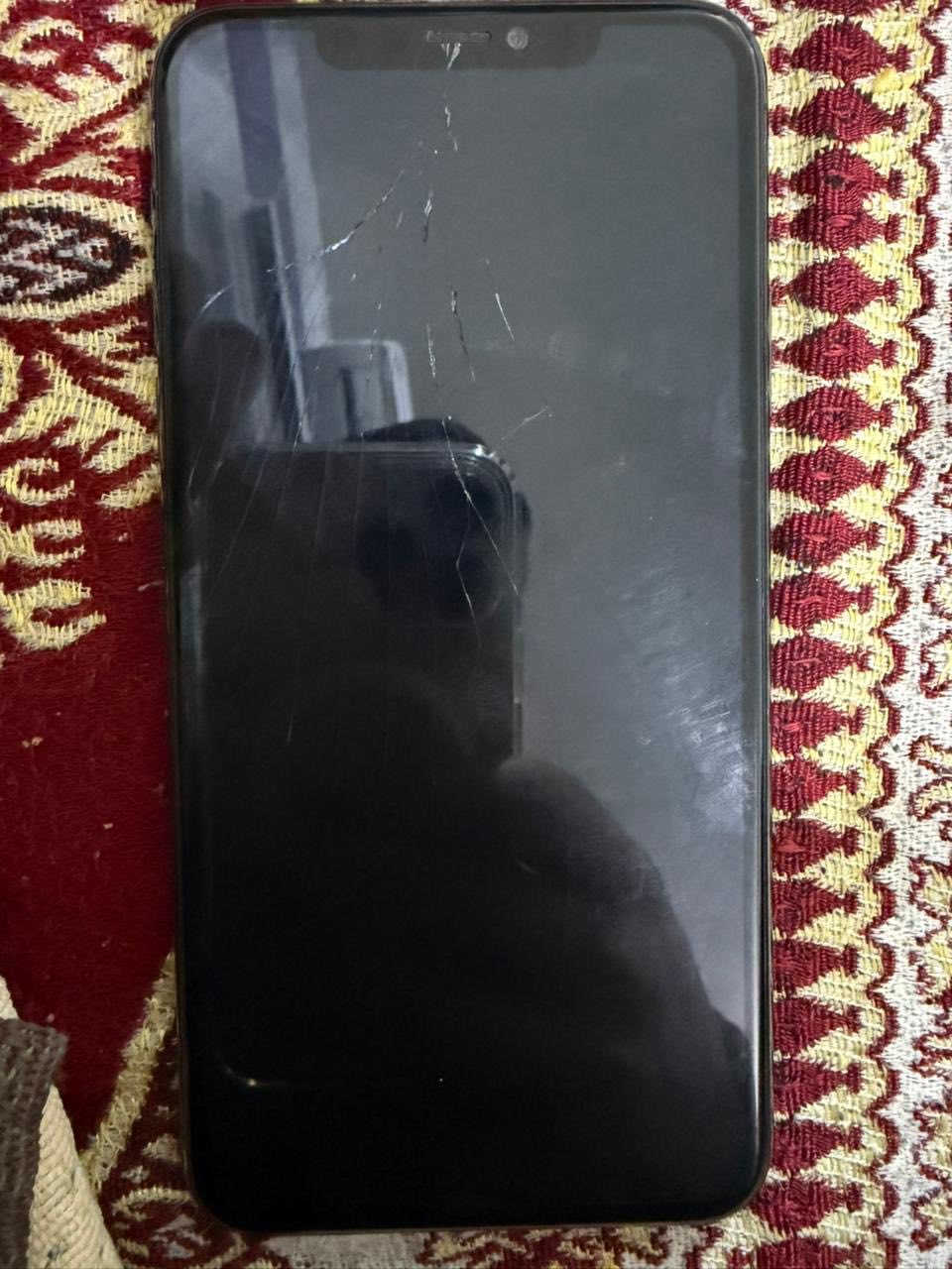 السلام عليكم ❤️
ايفون 11 برو ماكس للبيع 
الون زيتوني 
الجهاز مستبدل باتري وشاشة وكالة 
والكلاس مال شاشة مكسر مثل ما واضح بل صورة 
( الفيس ايدي غير شغال )
السعر 200 وبي مجال للشراي 
للتواصل  ***********
