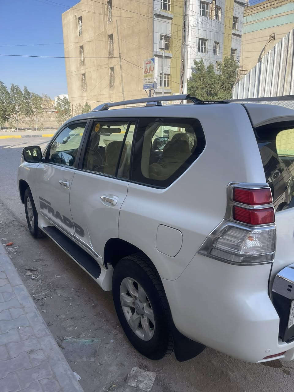 السلام عليكم برادو لبيع موديل 2013 مكينه 6 سلندر      بعدها على وضع الشركه  السياره صدر أمام خلفي كله جديد ماشيه 150 الف سياره مال بيت الف متصرف عليها رقم بغداد سعرها 270 ورقه وبيها مجال كلش قليل رقم اتصال. ***********
