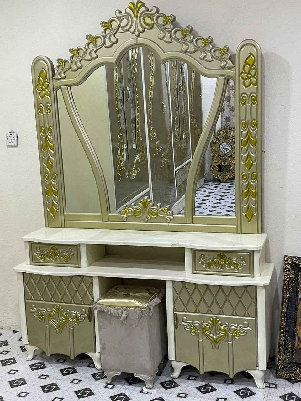 سلام عليكم شباب هايه غرفه البيع يريده يدك علاه هاذه رقم *********** هلن وسهلن بي
 اكو واساب يراسني ويدلل
