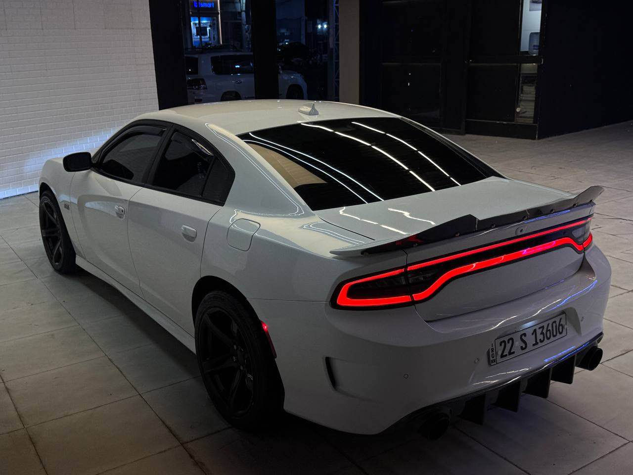 تحية طيبة صلو على محمد . 
النوع : دودج تشارجر . 
اللون : ابيض . 
الموديل : 2022 . 
الوارد : امريكي . 
الحادث : جاملغ خلفي مع غطاء الصندوق . 
عدد الاسطوانات ⚙️: 8 سلندر حجم 5700 . RT . 
بدون ايرباك . 
الرقم :- اربيل خصوصي الدولي . 
المواصفات 🔋: 
.
1- وضعيات قيادة متعددة .
2- مقاعد مخمل حضن . 
3- اضاءة led مع مصابيح خارجية . 
4- ويل كب بلاك نجمة اصلي امريكي . 
5-شاشة كبيرة تدعم الكاربلاي ومتعددة الاستخدامات .
6- نضام تحديد المسار ومثبت السرعة . 
7- نظام النقطة العمياء مع رادار . 
8- بصمة تشغيل مع دخول ذكي . 
9- كاميرا خلفية . 
10- دخول ذكي وتشغيل ذكي . 
11- سوبر تراك باك وضعيات فل سبورت . 
12- ستيرن كاربون الياف حقيقي امريكي . 
13- تحكم ستيرن . 
14- دفيوزر كاربون مع سبويلر واضافة . 
15- تخم تاير جديد . 
16- لد حلقات امامي بلادي من امريكا . 
باقي المواصفات المعروفة بفئة ال RT سوبر تراك باك . 
للاستفسار اكثر .📱
الهاتف :- ‭*********** كربلاء, العراق
