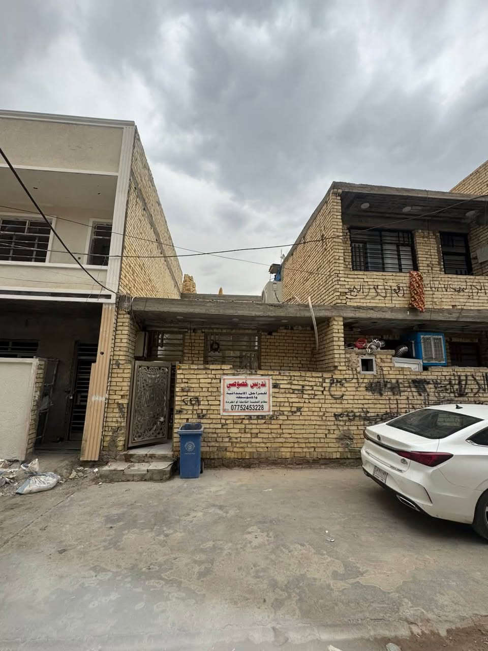 السلام عليكم الدار للبيع
المساحه 50 متر واجه 5 نزال 10 🏡
طابو زراعي اقرار محكمه سند 25 
كامل الخدمات مي مجاري كهرباء تبليط 
الدار مبني طابق واحد كامل صاله ومطبخ وصحيات ومنور 
اني صاحب الدار الشرعي بدون دلال او مكتب 
الموقع🏡 شهداء السيديه الزراعي شارع السمجه قرب كليه السلام والبحث العلمي 
معروض بسعر جدا مناسب 
لاتصال والاستفسار ***********
