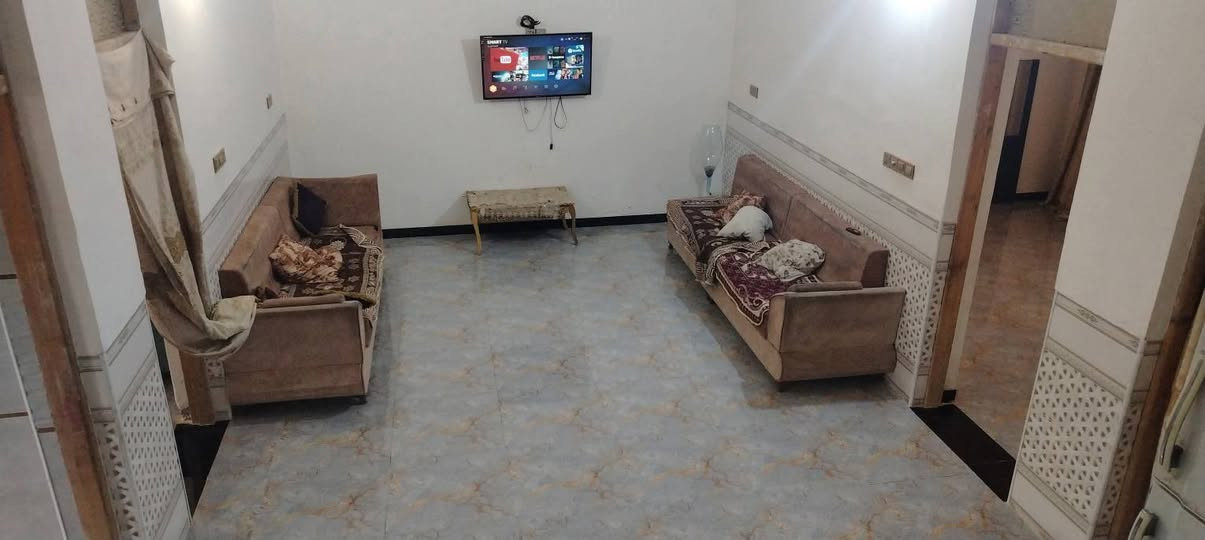 سلام عليكم  بيت لبيع بحي الامين يم ملعب شهيد جمال اول ملعب  ماحه 200 متر يبعد عن الشارع 150 سعر خاص ***********
