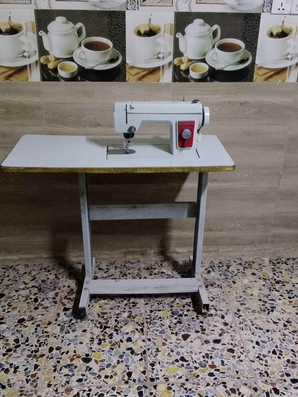 السلام عليكم مكينة مال اخياط نضيفة او جديدة والله اشتريناهة او مانعرف انخيط بيهة فا تركناهة شغالة او كلشي مابيهة السعر 150 او بيهة مجال رقم الهاتف ***********

