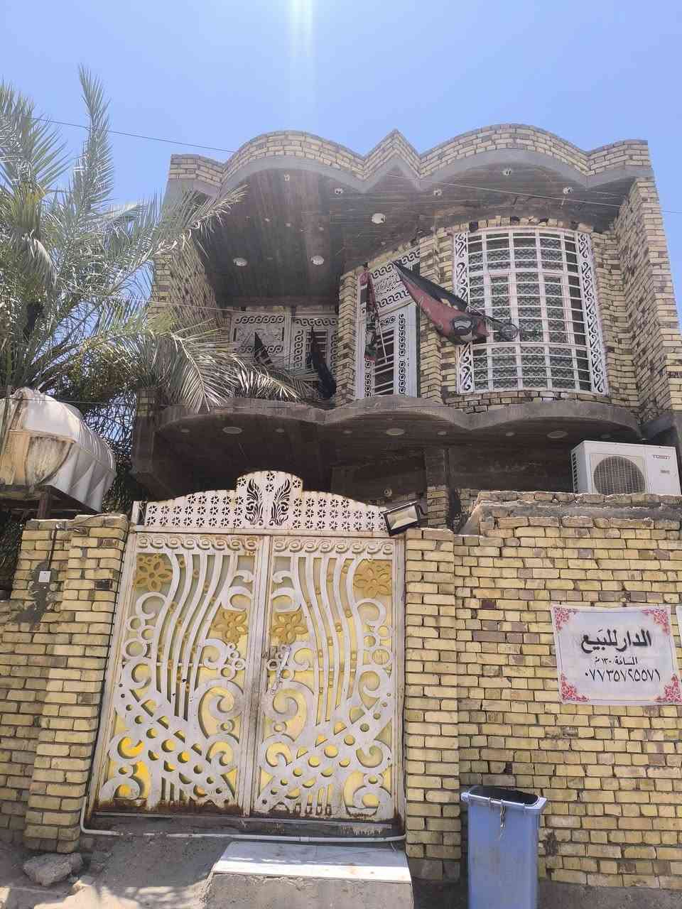 السلام عليكم بيت للبيع بناء حديث  المساحه 130 م عرض 6 ونص ونزال 20 حي العسكري قرب سوك بفرعين والمستوصف طالبقين طابق الاول كامل غرفتين وصاله وستقبال ومطبخ والفوك غرفتين مثل ما موضح بدون ترميم سعر 125 وبيه مجال لشراي رجائن مذكرره كل تفاصيل وكلشي واضح تواصل رقم ***********
