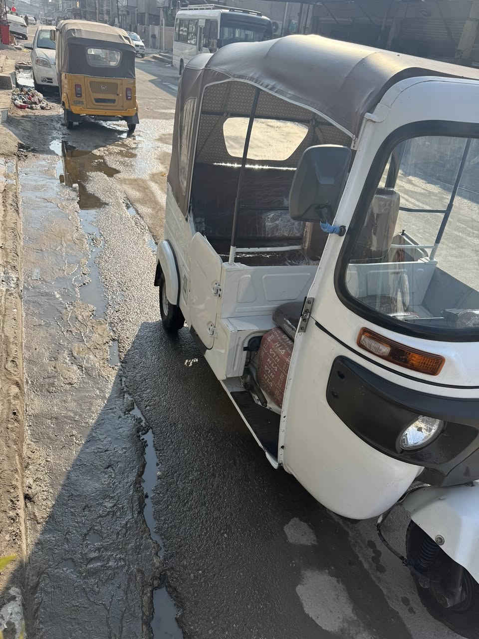 السلام عليكم
تكتك ٢١ شهر ١١ تكتك نضيفة وحلوة اي نقص مابيها بيها ضربة يم البكلايت بسيطة وبيها طخطخات ومعمرات 

ملاحضة التكتك بيها بداية تنقيص يعني يرادلها تجفيت والمحرك مامفتوح جاي تنقص عدي نص لتر بيها خياسات بس الدوس 
دوشمة جديدة كاعيات جديدة مسجل جديد التكتك جاهزة من كلشي 

يعني اذا تريد تصرف عليها فقط مال تجفيت بوشة وبستم 

مكاني بغداد الجديدة النعيرية 
***********
