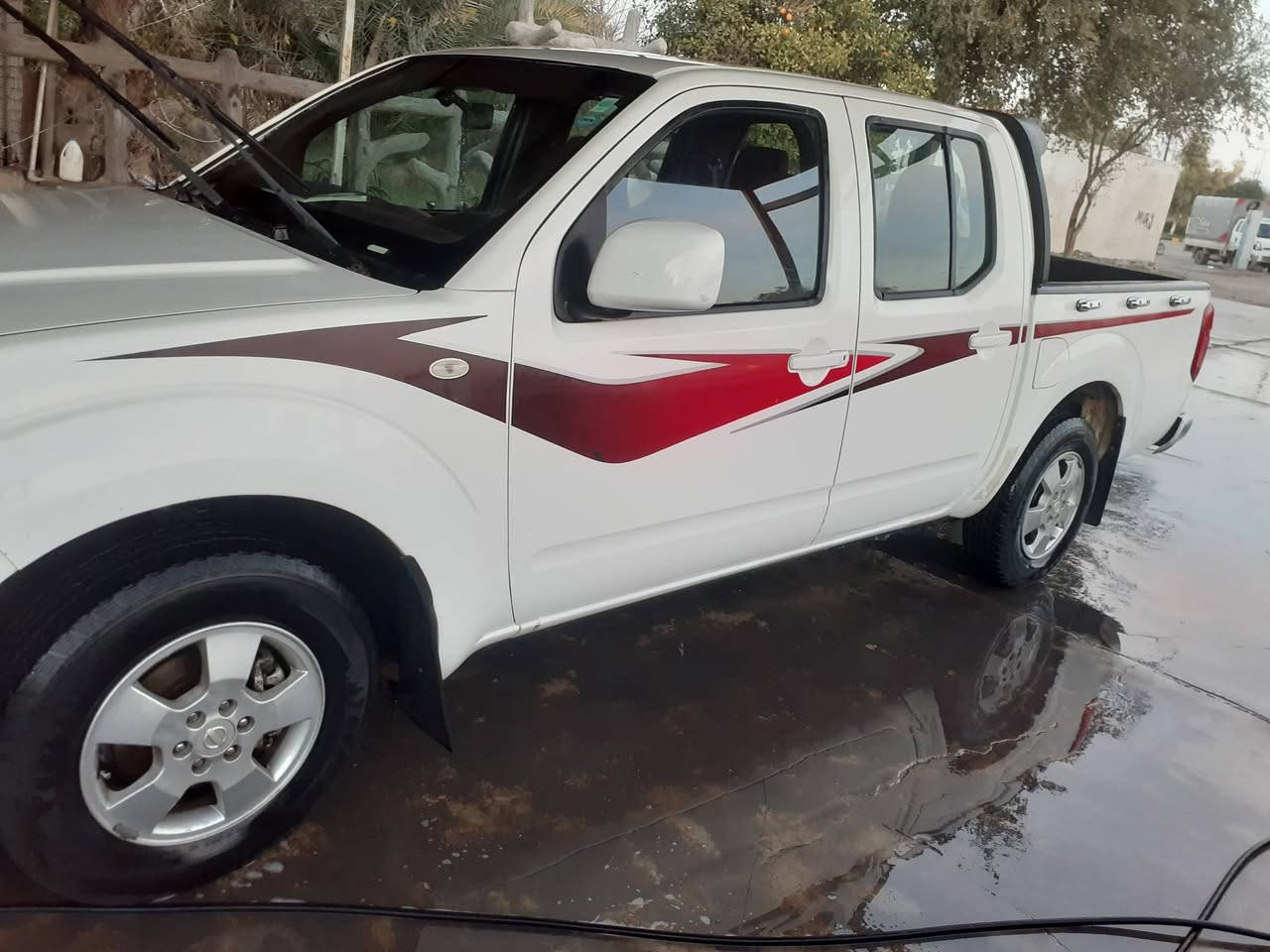 سلام علیكم 
نیسان نفارا بو فروشتن
مودیل 2013
گیر اوتماتیک بیلاد
رقم و سنویە تازە بە ناوی خۆمە 
 مکینەی کراوەتەوە 
سعر 120 و معملە 
شوین کفری 
***********
